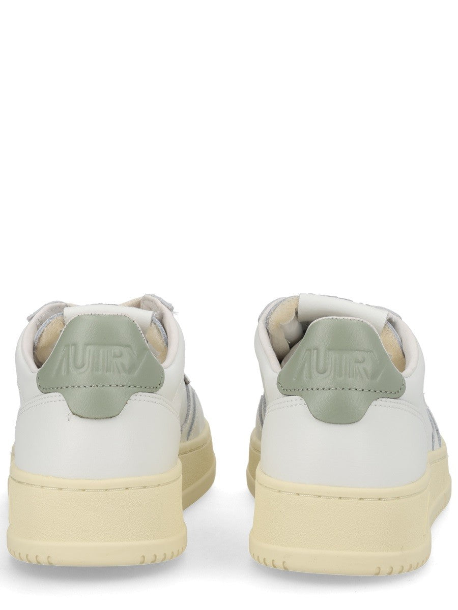 AUTRY Women's Medalist Low Sneaker White, view 4