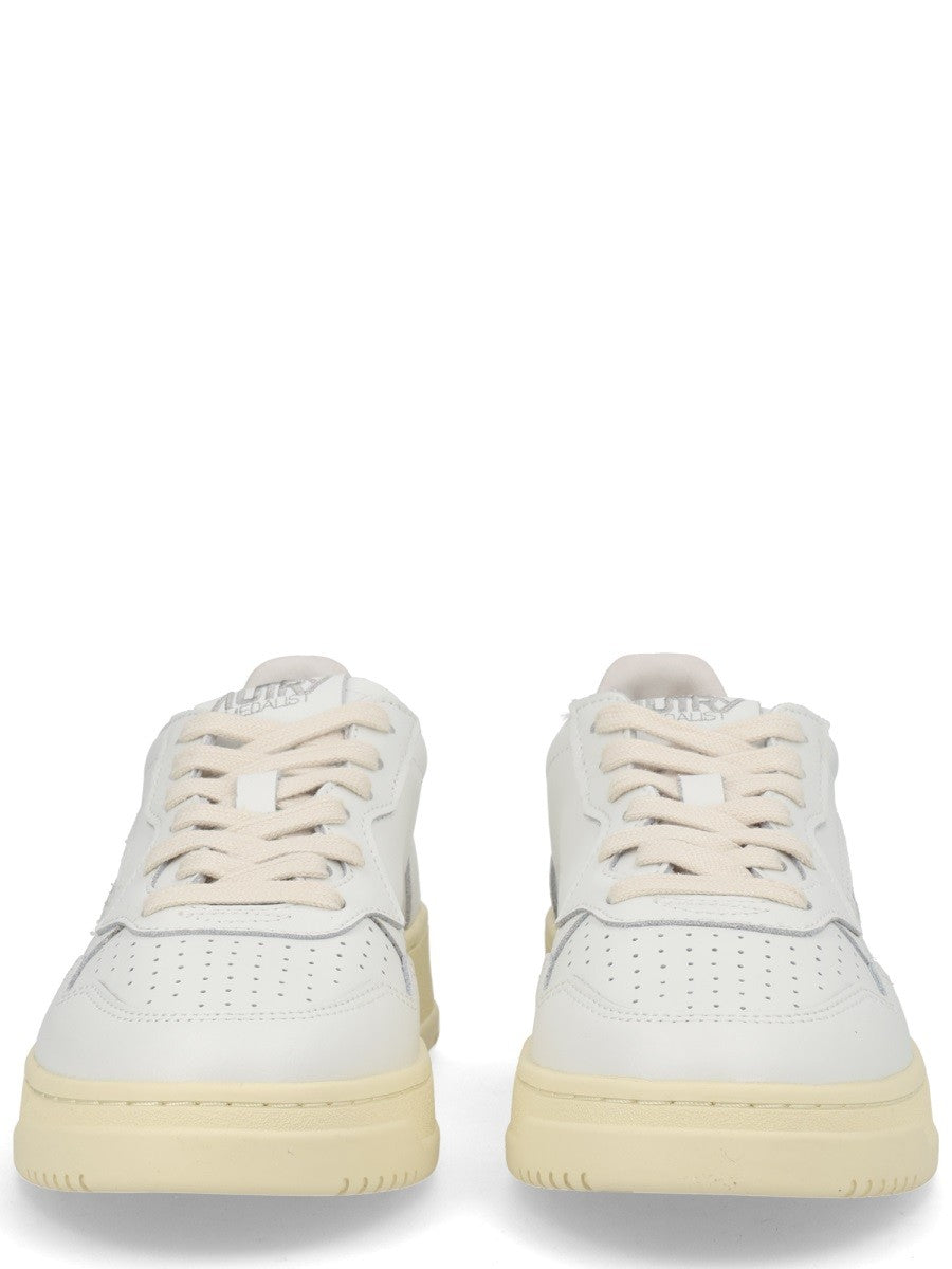 AUTRY Women's Medalist Low Sneaker White, view 3