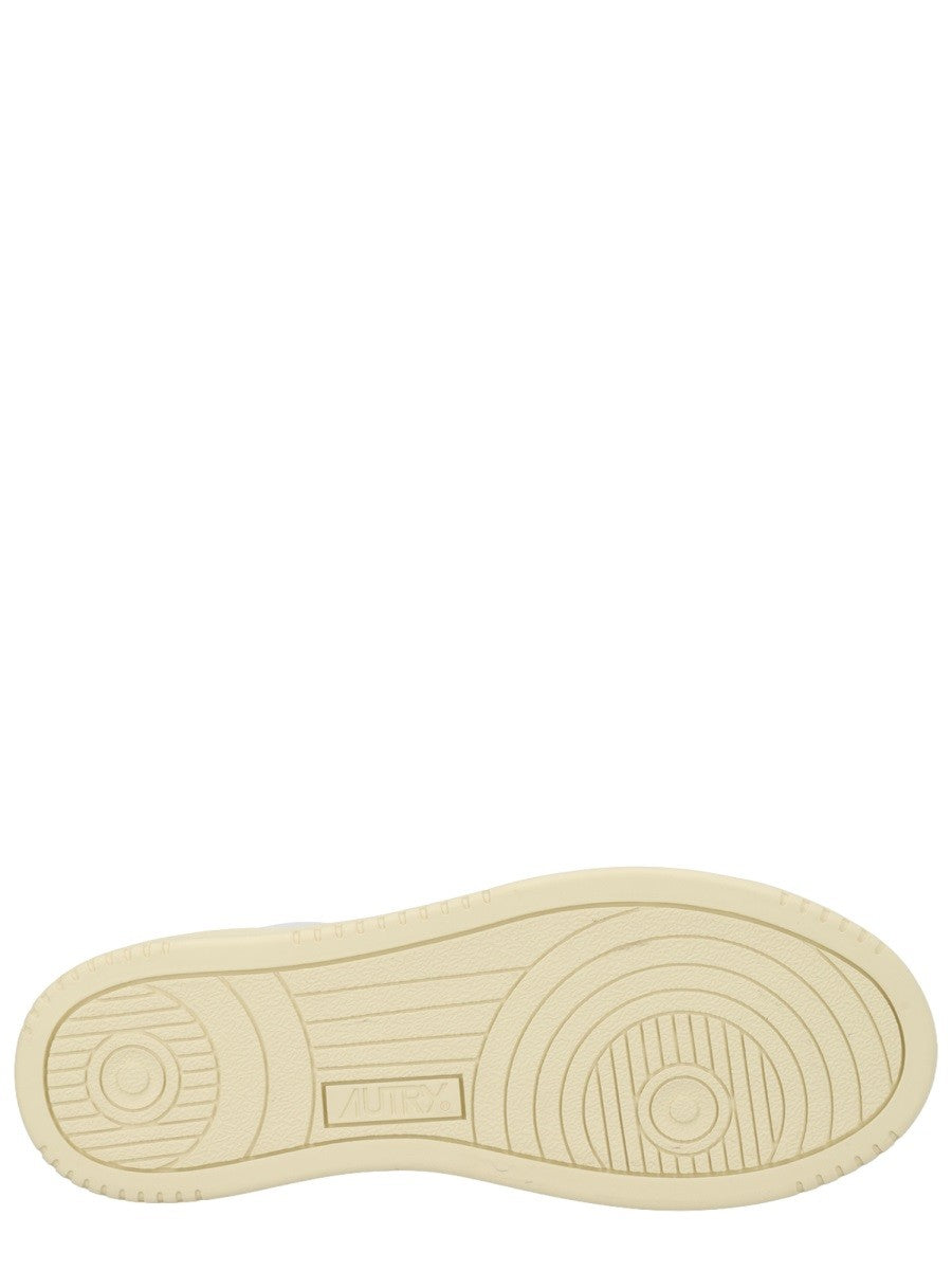 AUTRY Women's Medalist Low Sneaker White, view 5