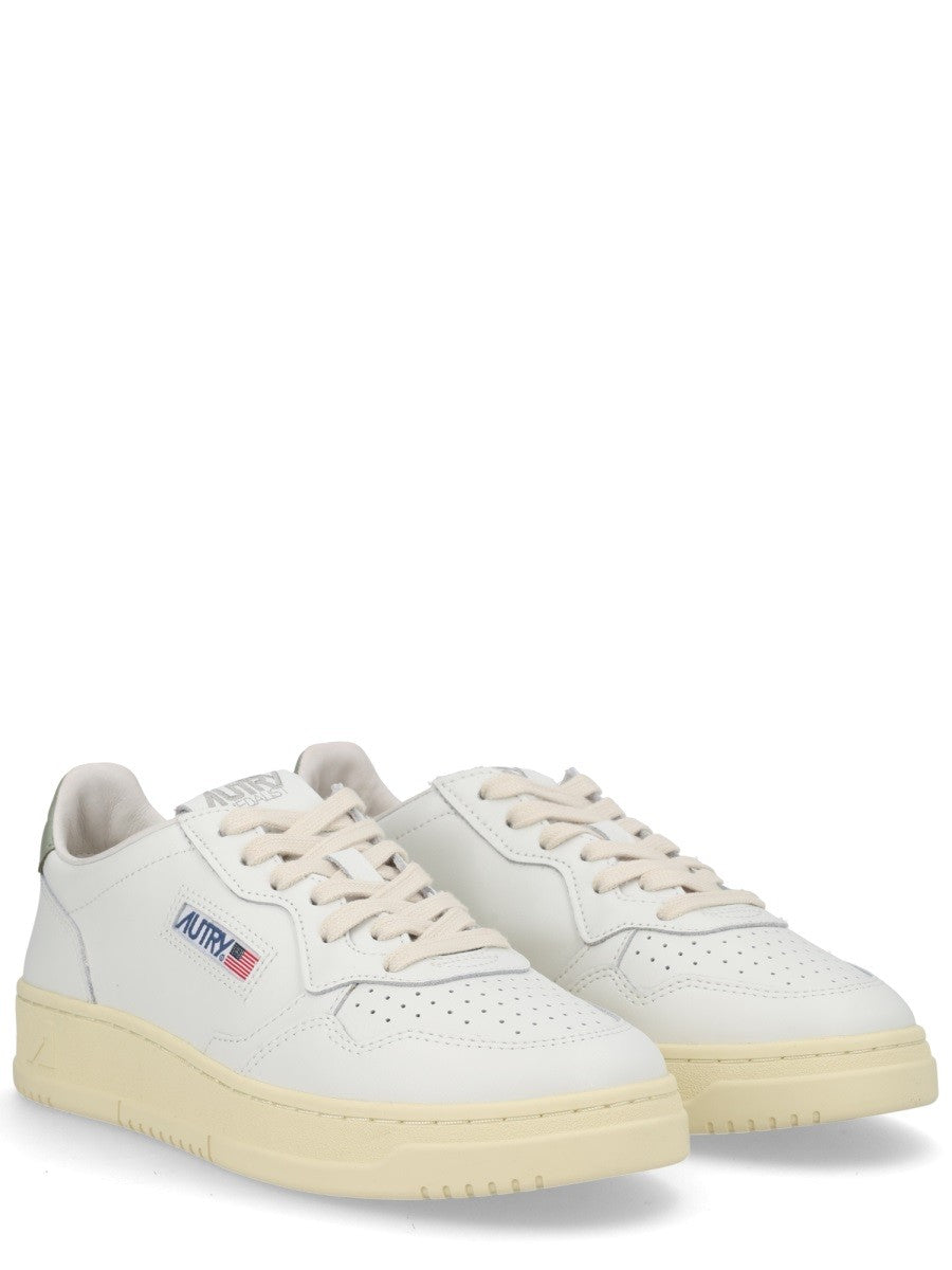 AUTRY Women's Medalist Low Sneaker White, view 2