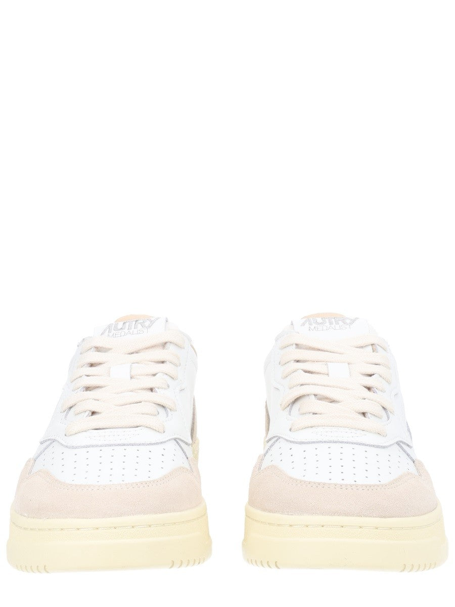 AUTRY Women's Medalist Low Sneaker Multicolor