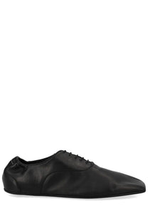 Mm6 maison margiela men’s black leather lace-up travel derby shoe with sleek minimalist design and pointed toe