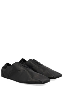 Mm6 maison margiela men’s scarpe travel derby black leather lace-up shoes with sleek minimalist design and square toe