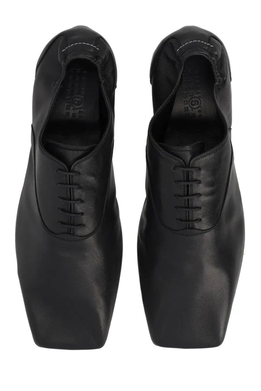 Black leather oxford shoes with square toes and matching laces from MM6 Maison Margiela men’s Scarpe Travel Derby black