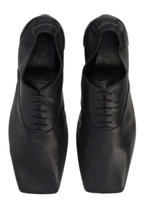 Black leather oxford shoes with square toes and matching laces from MM6 Maison Margiela men’s Scarpe Travel Derby black