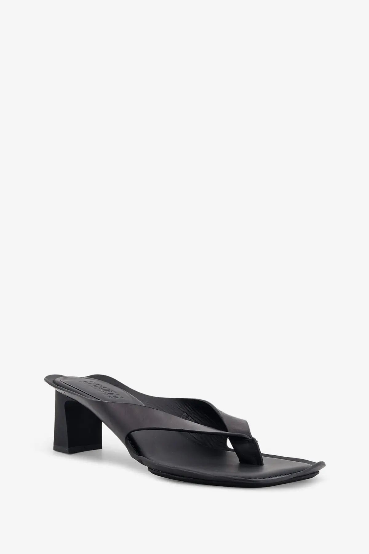 Mm6 maison margiela women’s black leather thong sandal with block heel for stylish summer wear