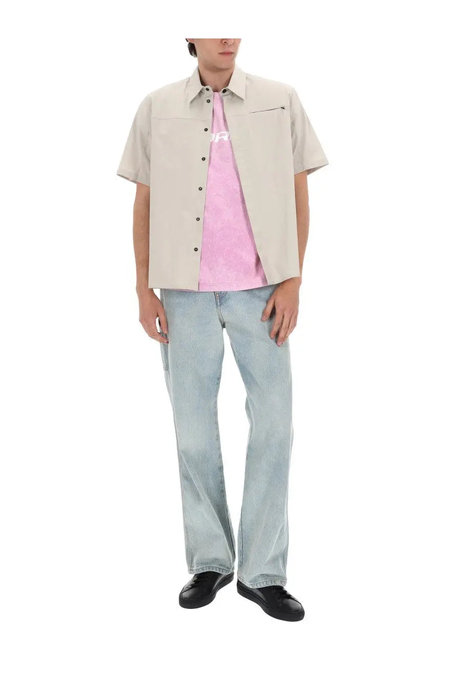 Beige short-sleeved button-up shirt over pink tee paired with msgm men’s light-wash denim jeans con blue