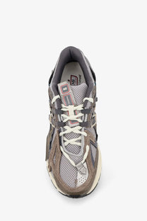 New Balance men’s brown mesh sneakers with gray and white suede overlays and chunky rubber sole in retro design