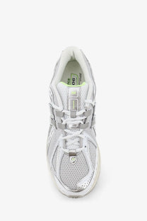 New Balance men’s mesh sneakers grey in white and silver with metallic accents and lime green interior lining