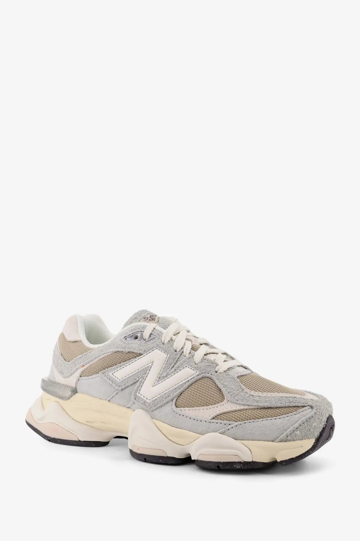 New balance men’s mesh and suede sneakers grey with gray and beige colors and chunky layered sole design