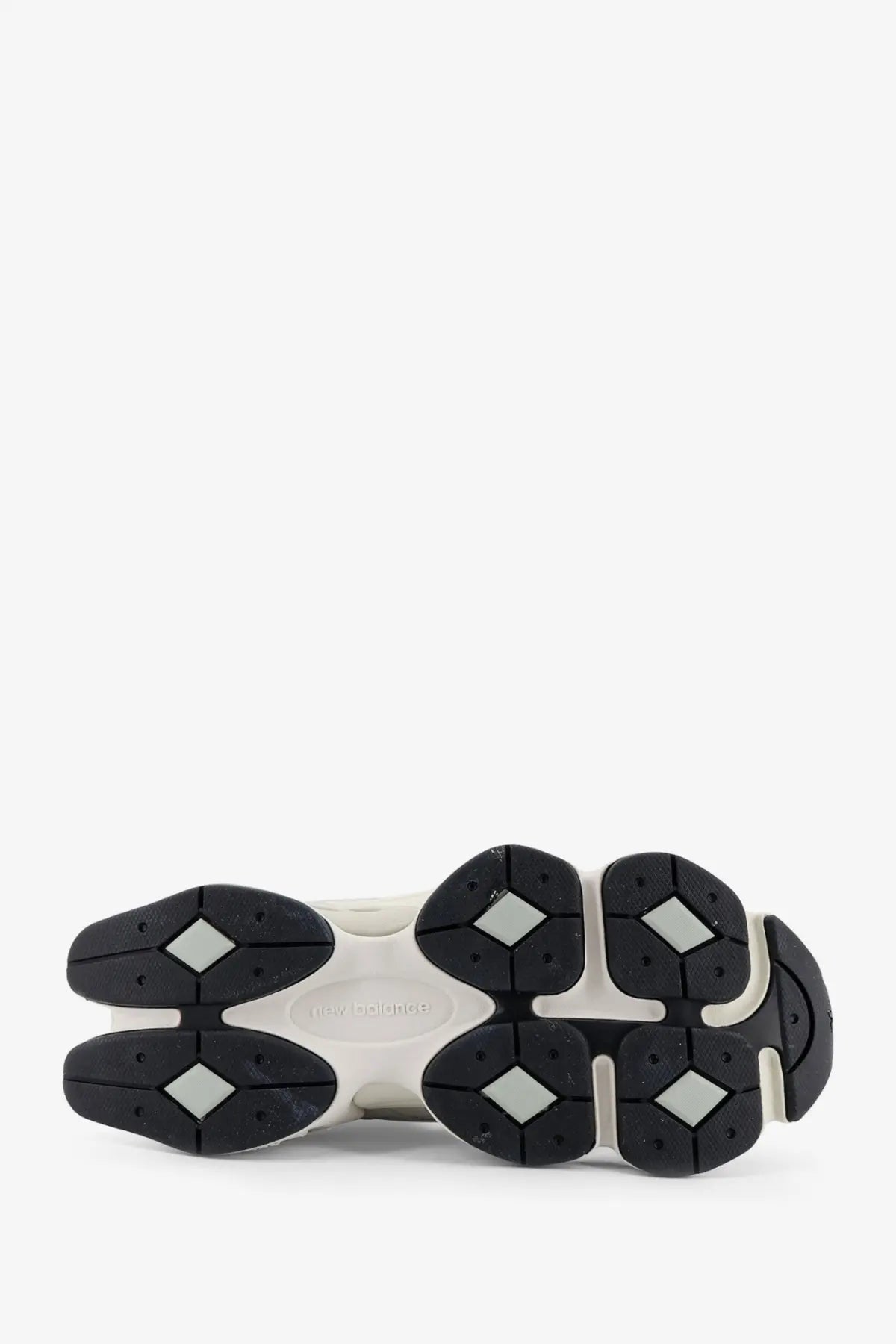 New balance men’s grey mesh and suede sneakers with white and black chunky sole featuring diamond-shaped grips