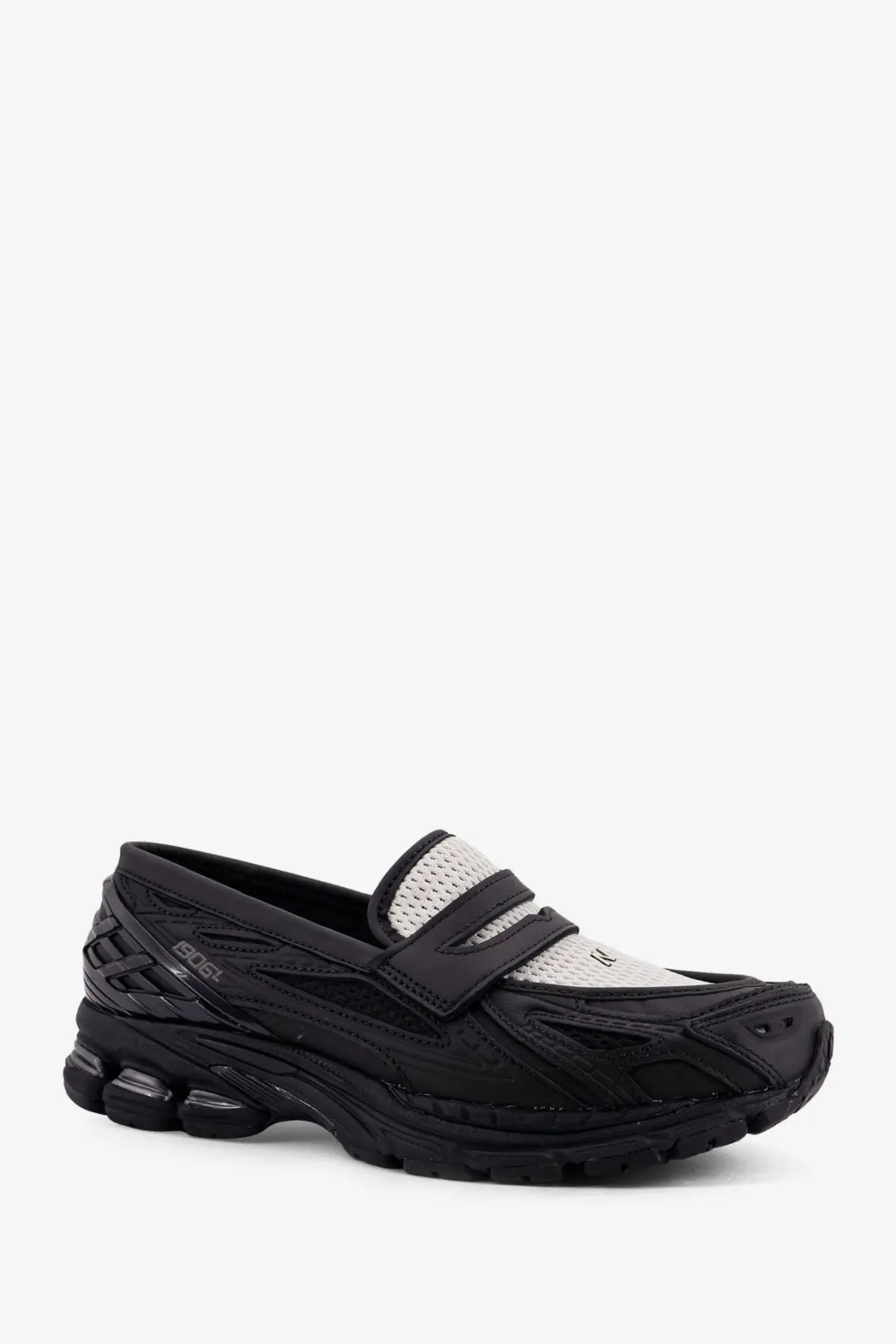 Black and white asics gel kayano 270 sneaker with mesh detailing and cushioned sole for comfortable wear