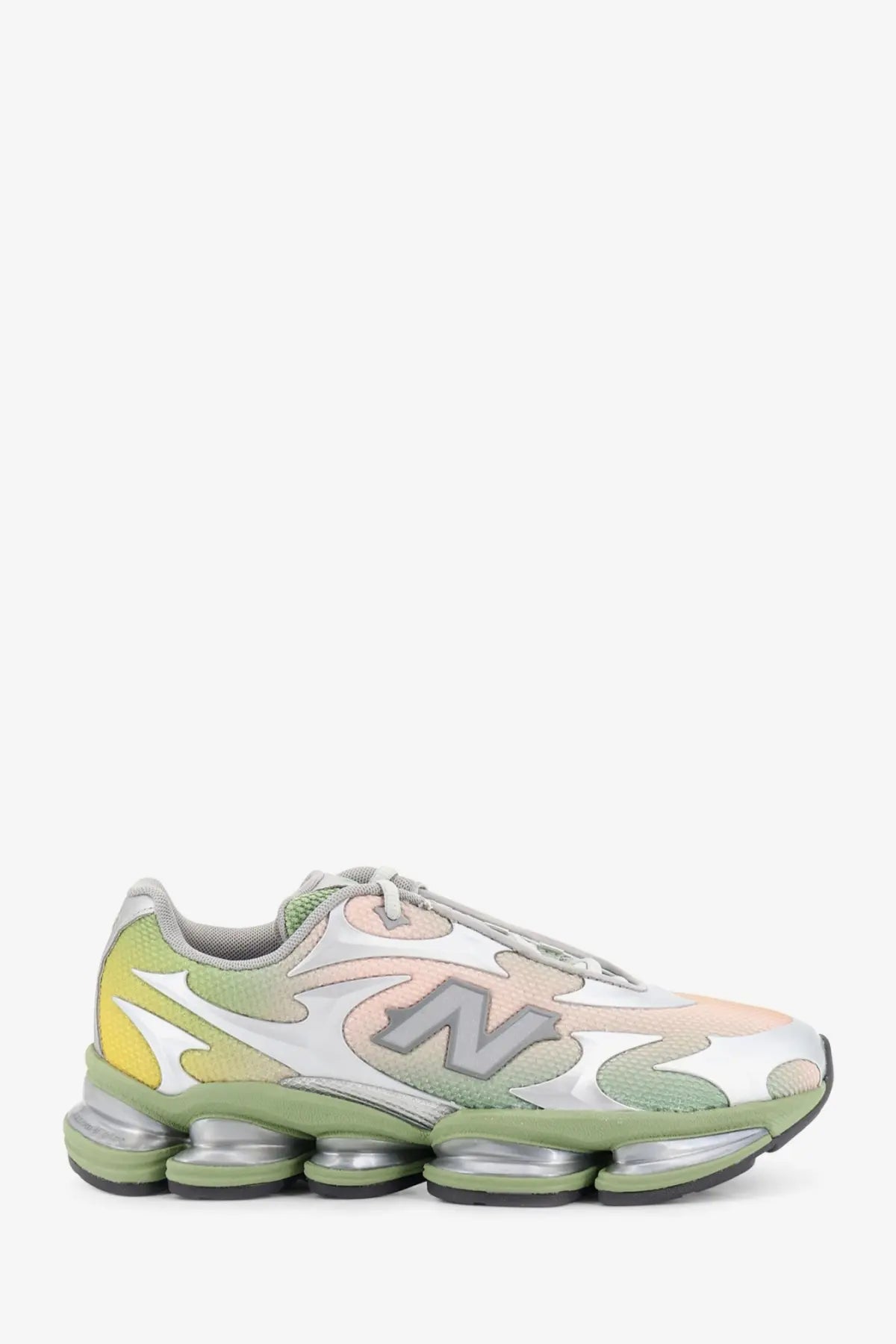 New Balance men’s sneakers in tessuto tecnico with pastel green and yellow flame pattern and metallic silver midsole