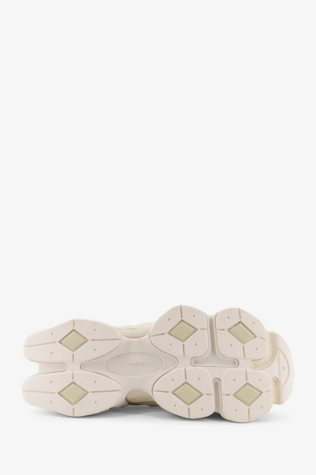 Cream-colored chunky sole with geometric pattern and new balance logo on new balance men’s suede and mesh white sneakers