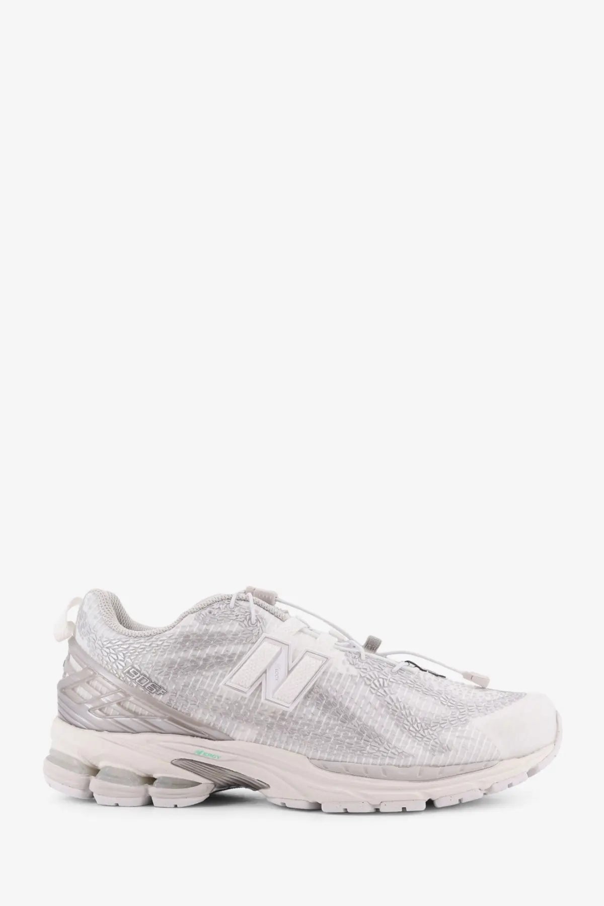 New balance men’s silver 2016 running shoe with textured upper and translucent midsole in technical fabric design