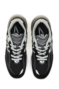 New balance women’s sneaker 990v6 black with black and gray mesh upper and white laces for running