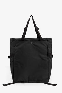 The North Face men’s black nylon handbag tote bag with adjustable shoulder straps and side pockets