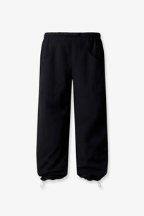The North Face men’s nylon trousers in black feature a loose fit elastic waistband and drawstring cuffs