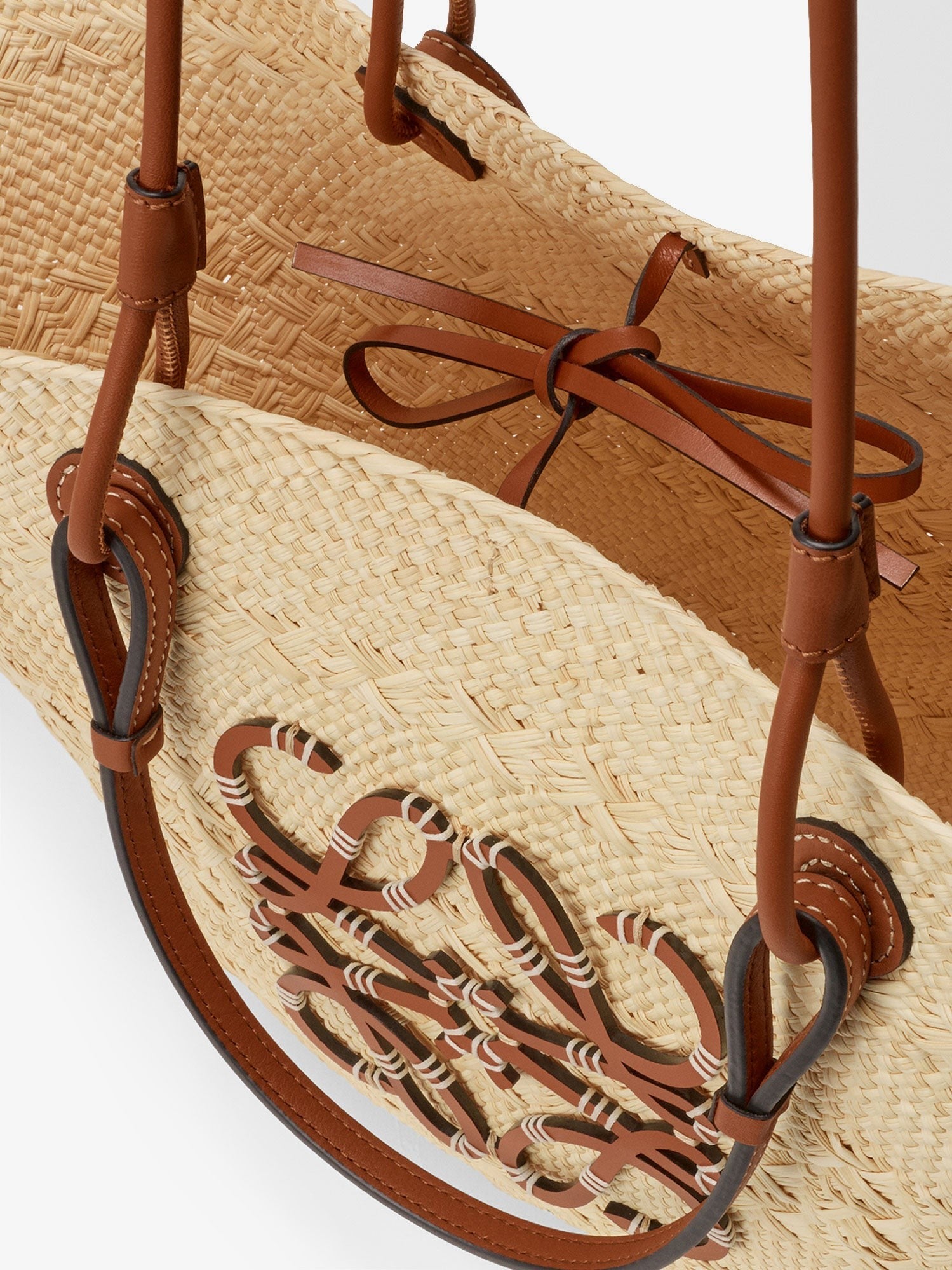 Loewe Women's Paulas Ibiza Anagram Raffia and Leather Shoulder Bag White