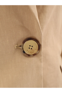 A round gold-toned button with tortoiseshell rim sewn on beige fabric of pinko womens freda linen and viscose blazer