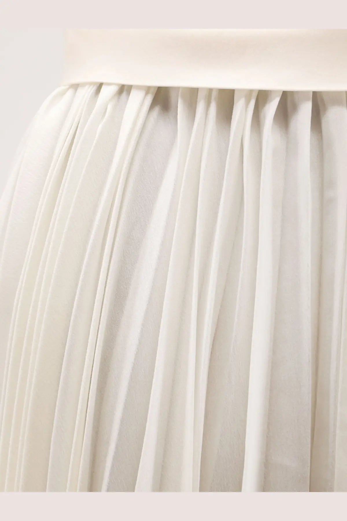R2W women’s Aristo pleated skirt white flowing off-white lightweight fabric with smooth waistband