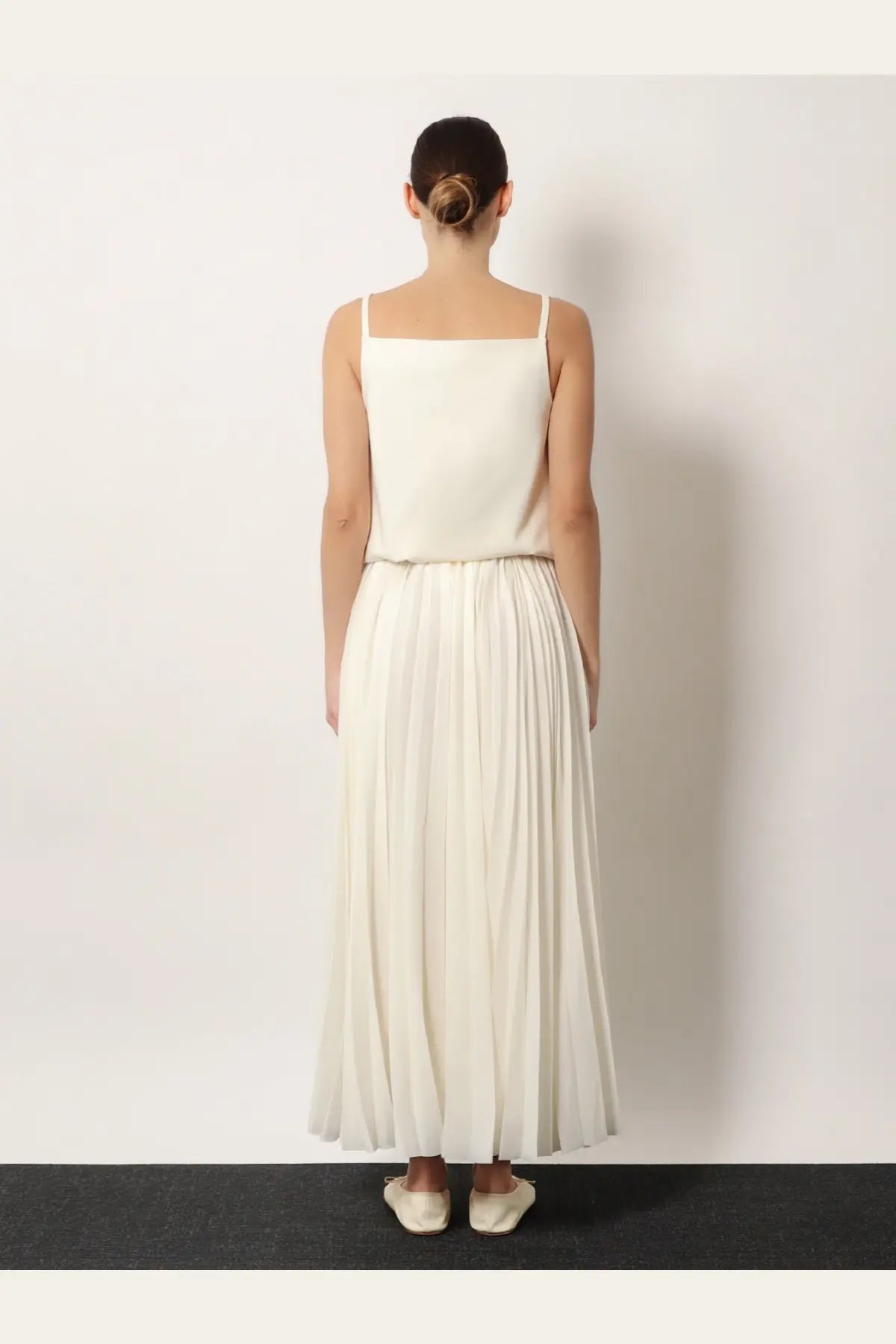 R2w women’s aristo flowing off-white pleated maxi skirt with soft lightweight fabric and delicate thin straps