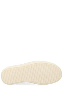 Cream-colored rubber sole with textured ribbed pattern on the Rick Owens women’s sneaker vintage sneaks white back side