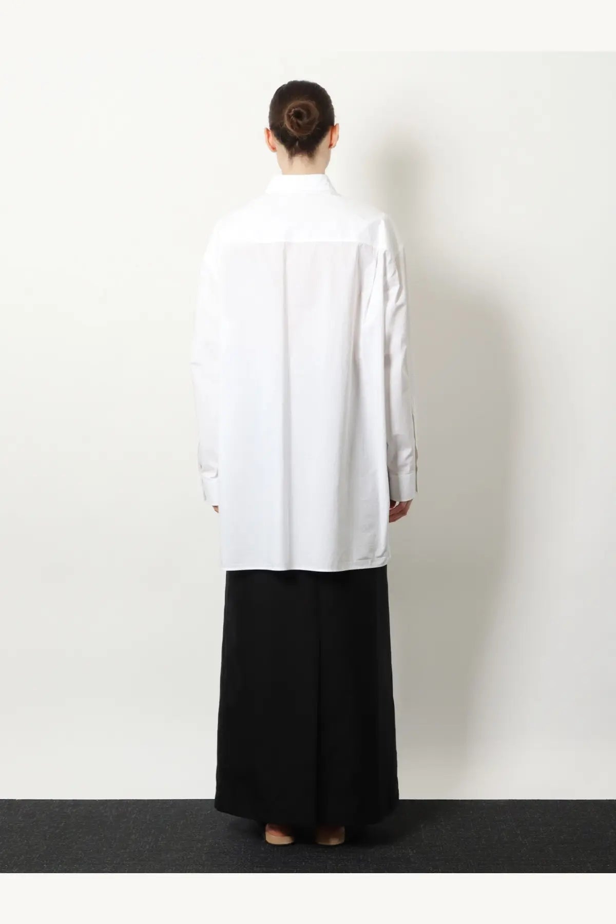 The row women’s victoria white cotton shirt features a clean minimalist design in an oversized button-up style