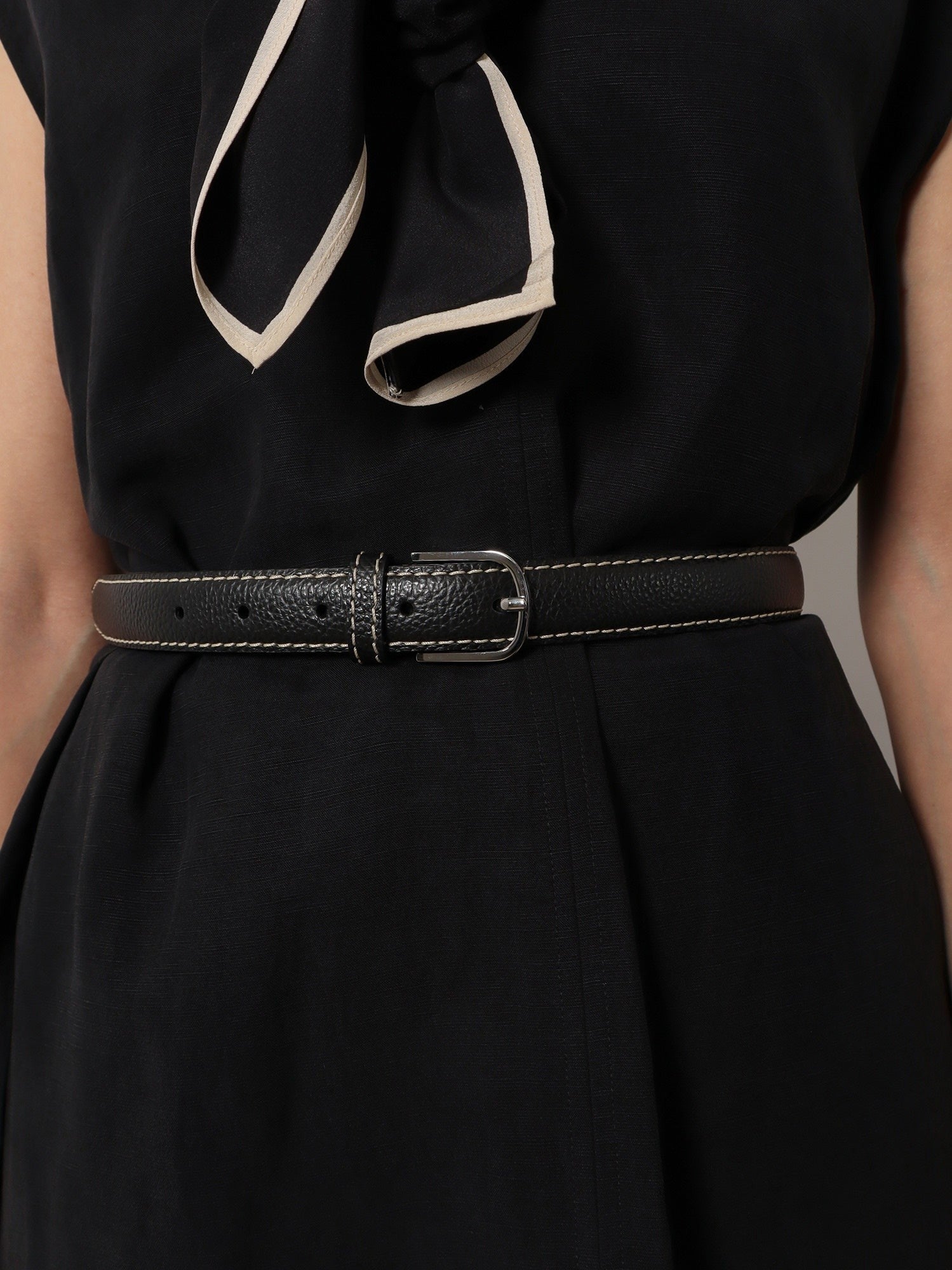 Toteme Women's Slim Grained Leather Belt Black