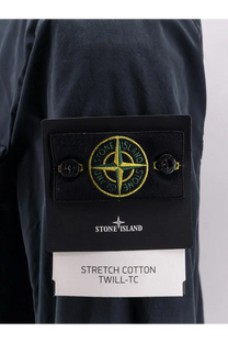 Stone island men’s stretch cotton twill tc jacket blue with black stone island patch and green yellow compass logo