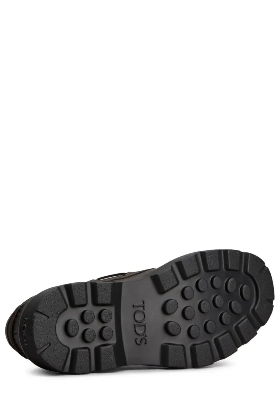 Black rubber sole with textured tread and tods brand name embossed on the side of tods men’s mocassino da barca brown