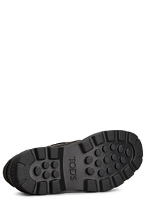 Black rubber sole with textured tread and tods brand name embossed on the side of tods men’s mocassino da barca brown