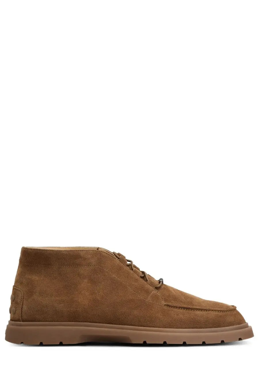 Tod’s men’s mocassino chukka boot in tan suede with brown rubber sole and black laces, front view