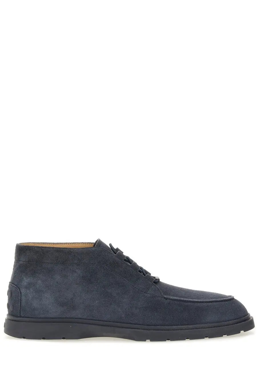 Tod’s men’s navy blue suede chukka boot with black laces and rubber sole ideal for casual wear