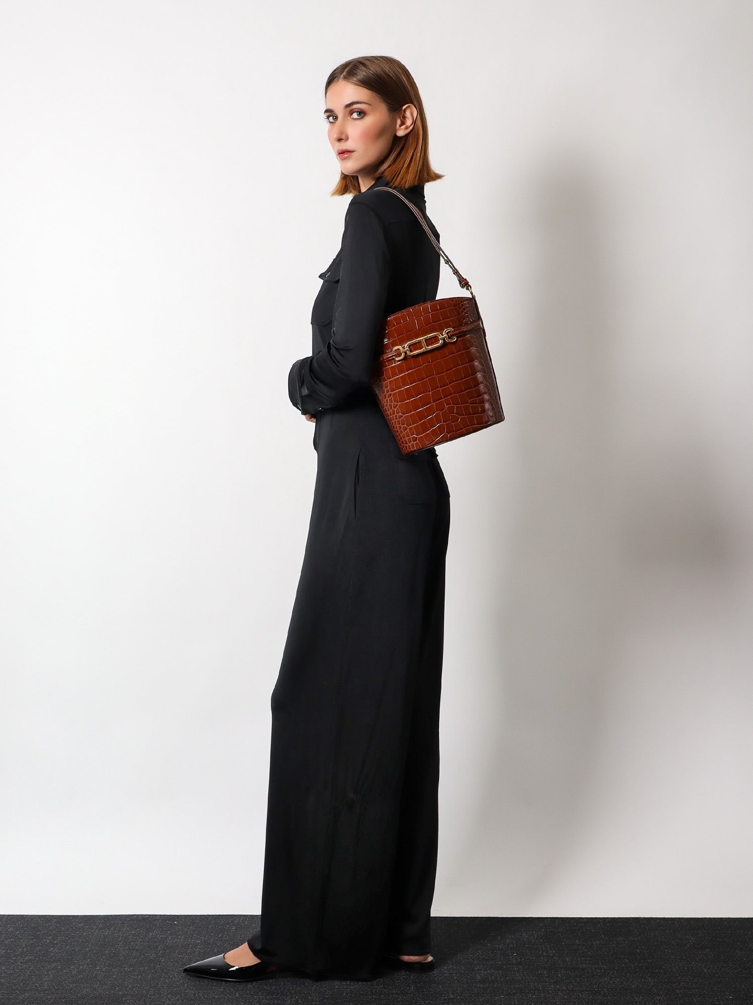 TOM FORD - Leather Bucket Bag With Whitney T Logo - Home-&gt;Woman-&gt;Bags-&gt;Bucket Bags