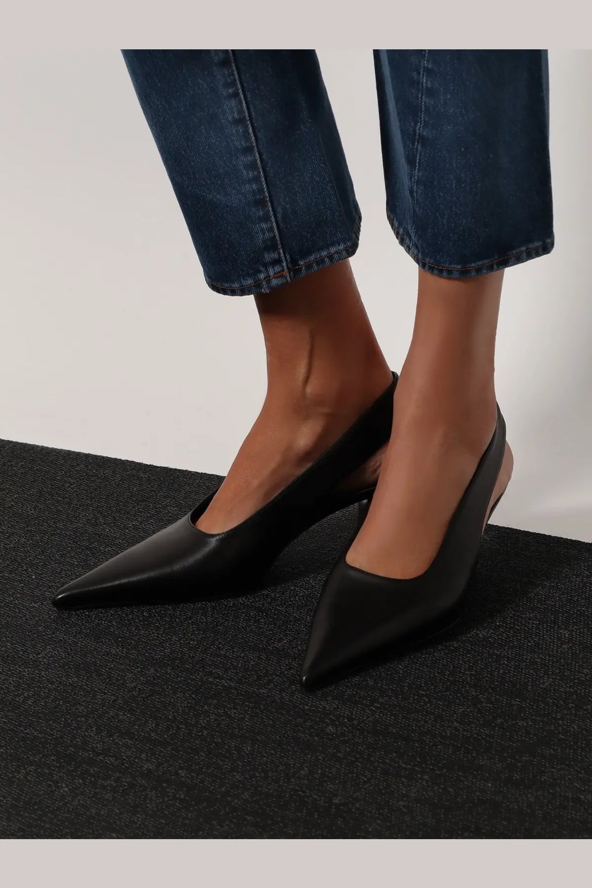 Toteme women’s black leather pointed-toe slingback pumps with sleek minimalist design in pelle con effetto cocco