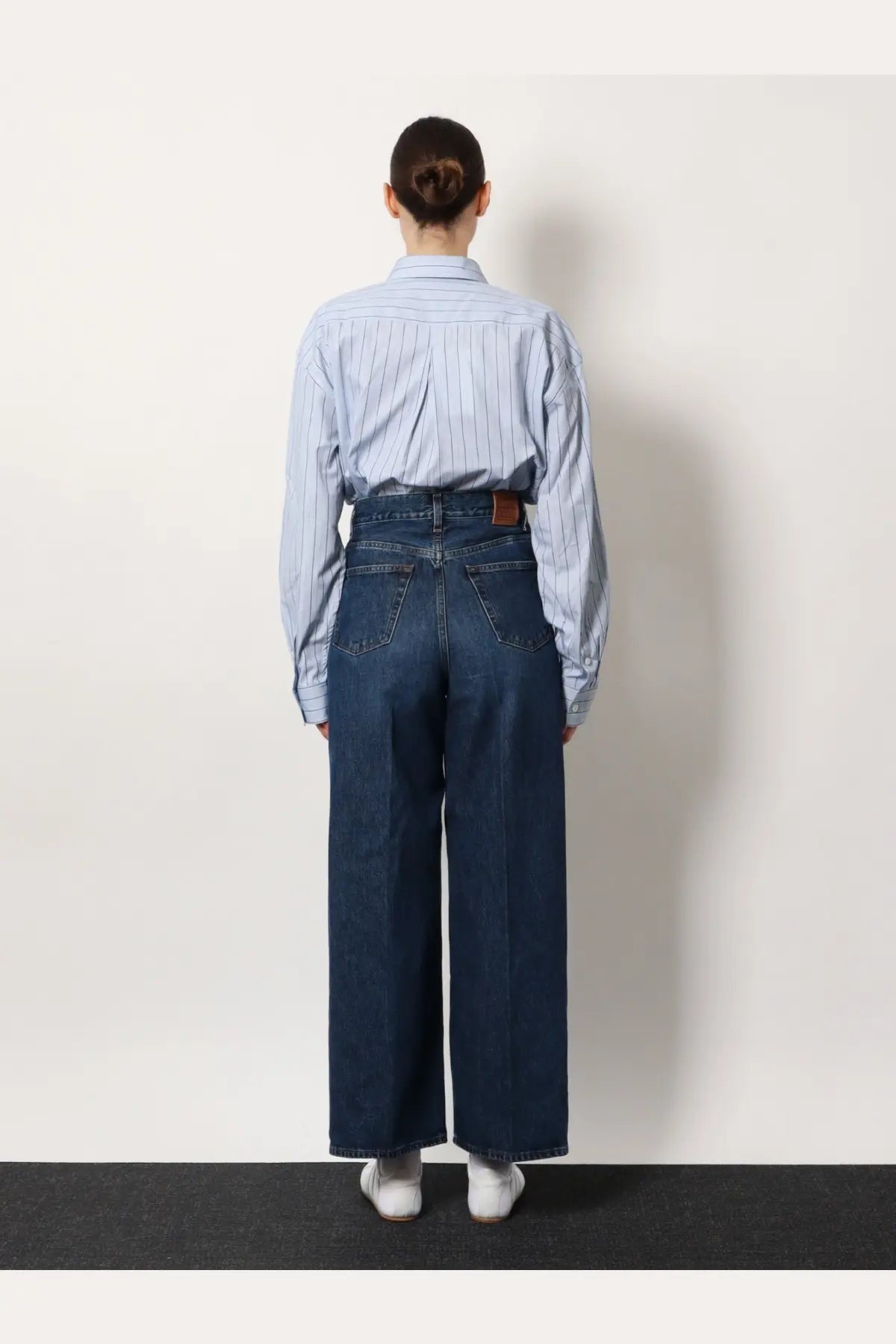 Toteme women’s wide leg dark blue organic cotton jeans with high waist five-pocket design and brown leather belt loop