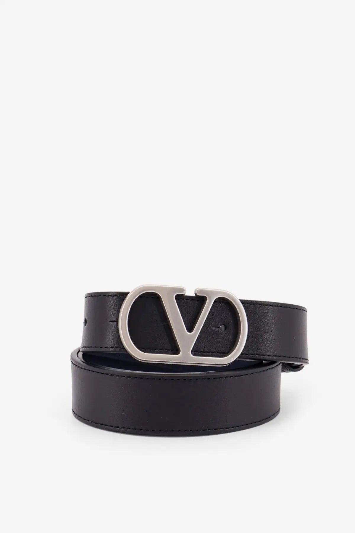 Valentino men’s vlogo black leather reversible belt with silver toned vlogo buckle for stylish wear