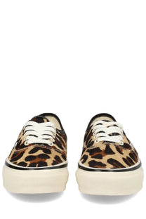 Vans unisex sneaker authentic pattern leopard print with white laces and cream-colored rubber sole