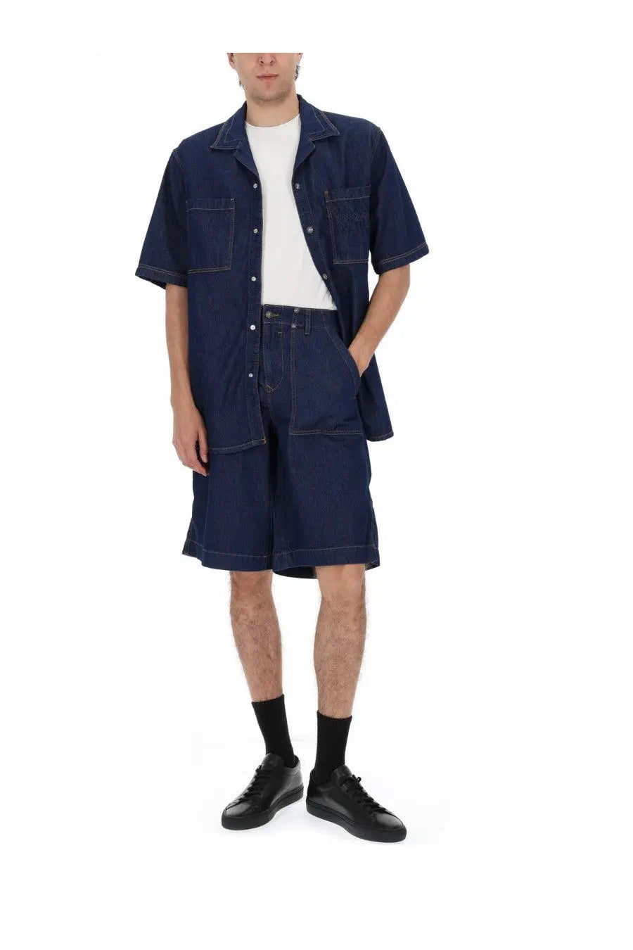 Versace Jeans Couture men’s dark blue denim short-sleeved shirt with button front and chest pockets