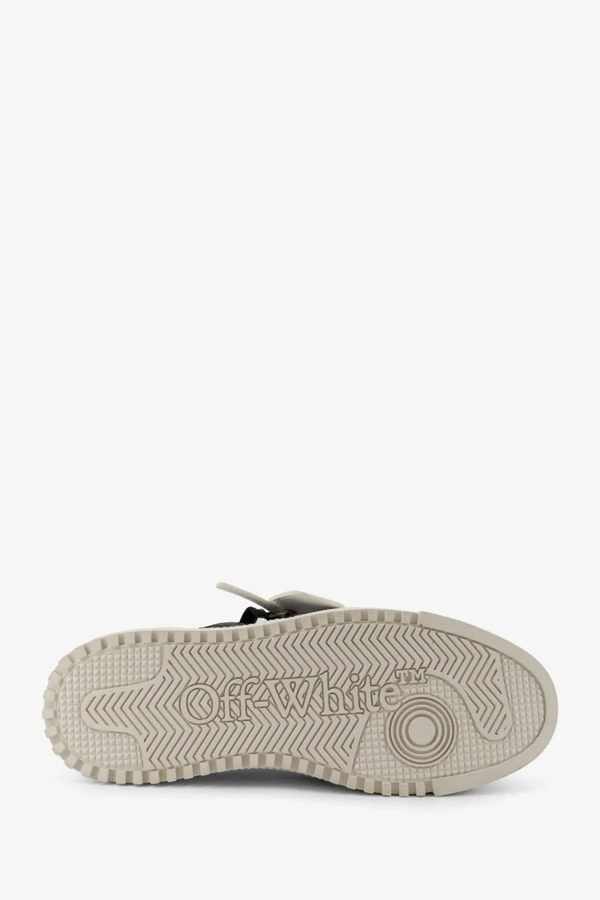 Beige rubber sole with embossed off-white logo in zigzag pattern on off-white men’s court low top leather sneakers black